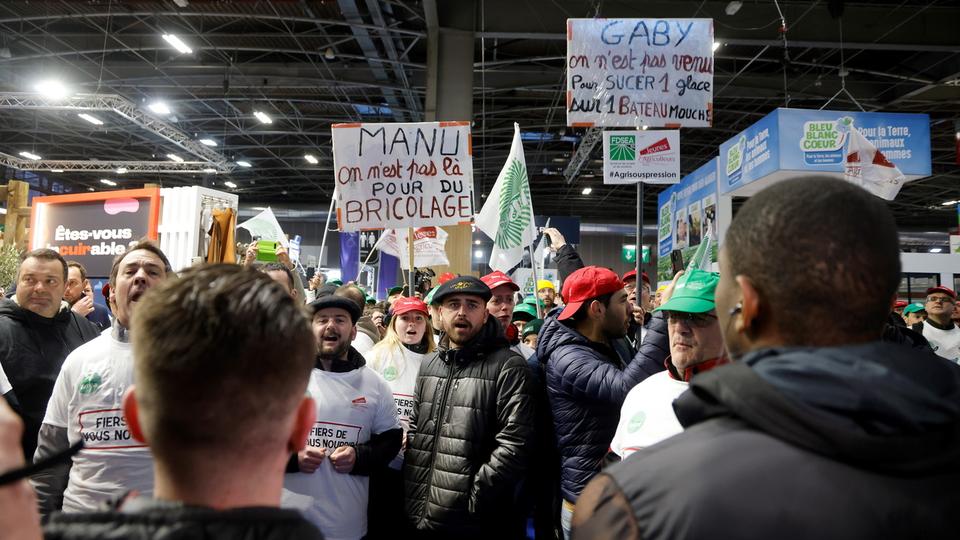 Les slogans anti-Macron ont fusé samedi à l'ouverture du Salon de l'agriculture à Paris. [KEYSTONE - LUDOVIC MARIN / POOL]