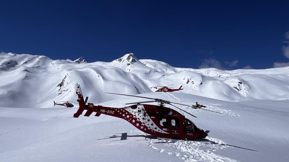 Un hélicoptère d'Air Zermatt participant aux opérations de secours, le mardi 2 avril 2024 dans la région du Petit Combin. [Police cantonale valaisannne]