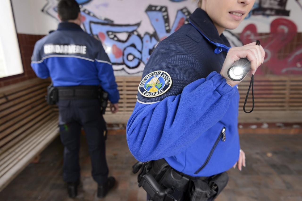 Une patrouille du corps de gendarmerie de la Police cantonale vaudois en inspection. [KEYSTONE - LAURENT GILLIERON]