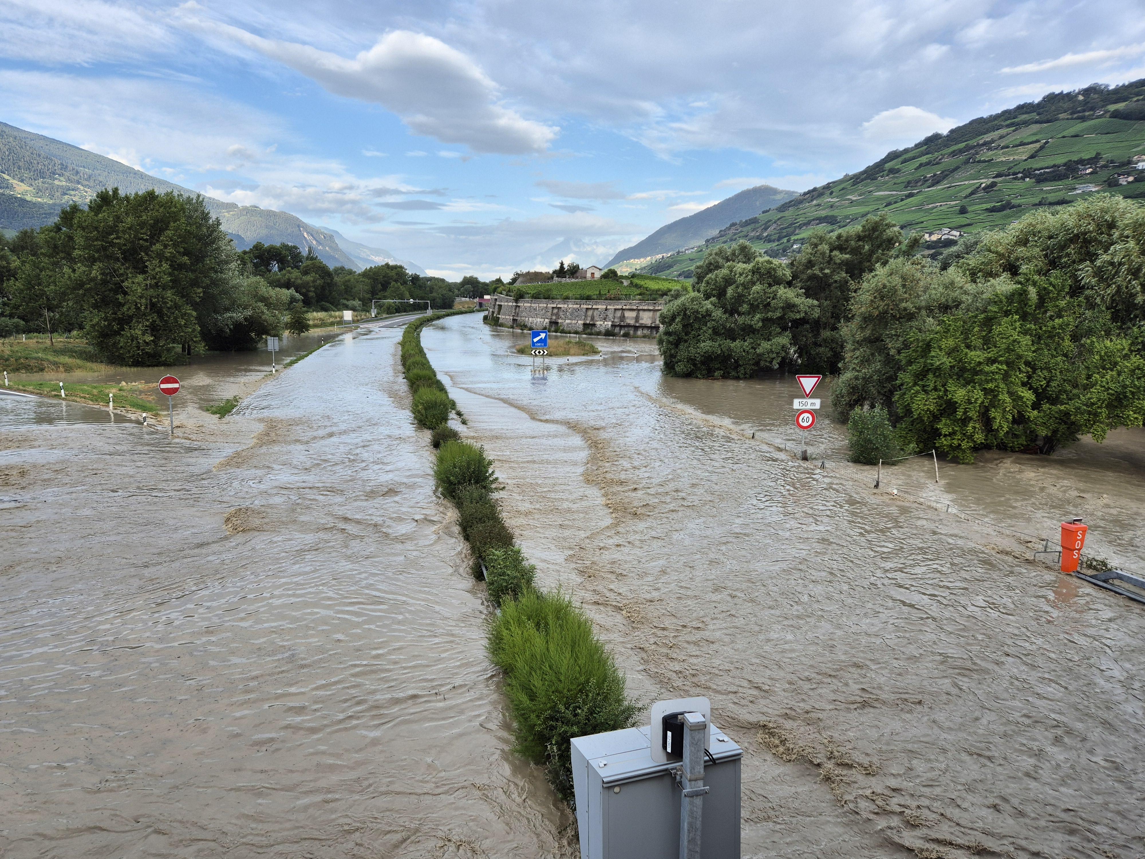 L'autoroute A9 inondée par les eaux du Rhône à Sierre. [RTS - Romain Boisset]