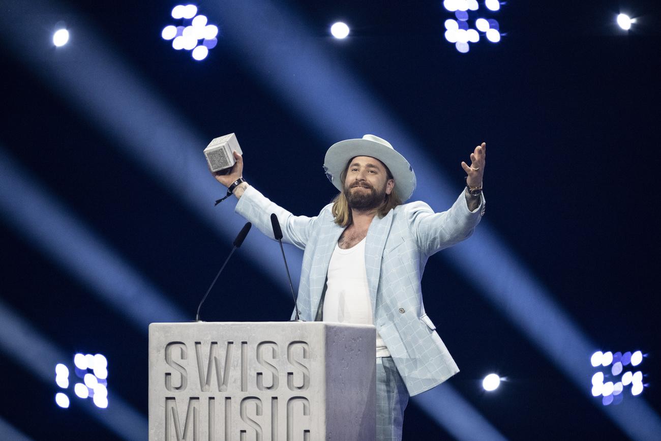 Baschi reçoit le prix du meilleur artiste lors de la cérémonie des Swiss Music Awards à Zurich, le 8 mai 2024. [KEYSTONE - URS FLUEELER]