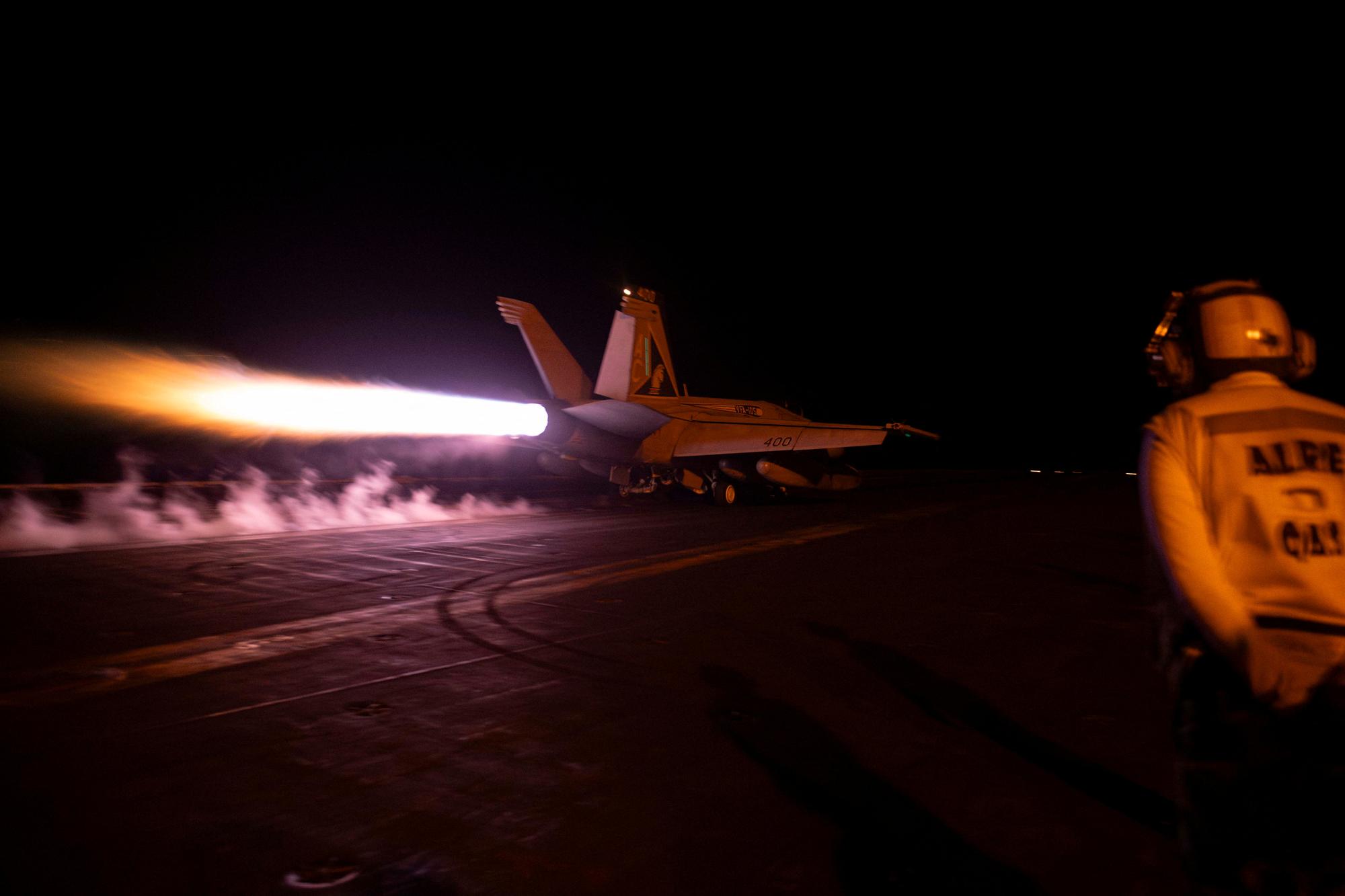 Un avion de chasse est lancé depuis le porte-avions américain USS Dwight D. Eisenhower pour mener une frappe contre des cibles houthies au Yémen, le 3 février 2024. [via REUTERS - US NAVY]