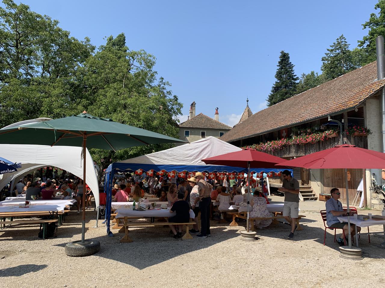 Le brunch à la ferme du domaine de Bois-Bougy, près de Nyon. [RTS - Nicolas Roulin]