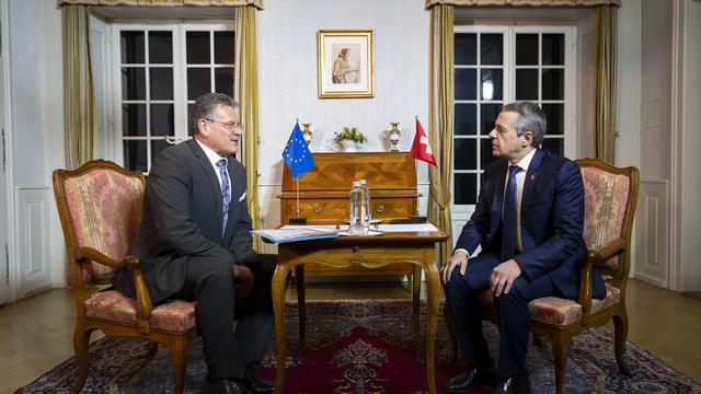 Maros Sefcovic, vice-président exécutif de la Commission européenne, à gauche, et le conseiller fédéral suisse Ignazio Cassis, à droite, à la résidence de campagne du Lohn, le mercredi 27 novembre 2024, à Kehrsatz près de Berne. [KEYSTONE - ANTHONY ANEX]