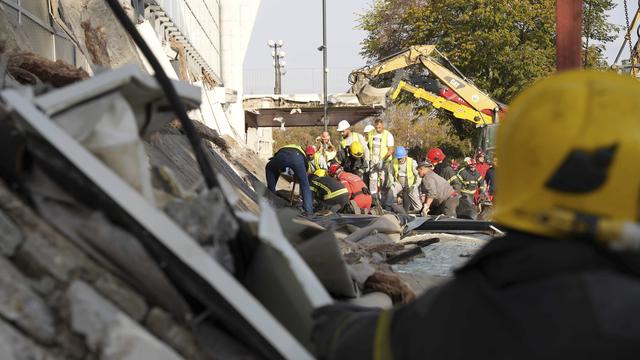 Au moins huit morts dans l'effondrement d'une partie de toit dans une gare en Serbie. [Keystone - INTERIOR MINISTRY OF SERBIA]