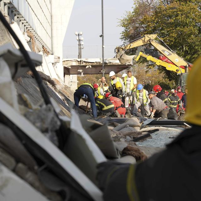 Au moins huit morts dans l'effondrement d'une partie de toit dans une gare en Serbie. [Keystone - INTERIOR MINISTRY OF SERBIA]