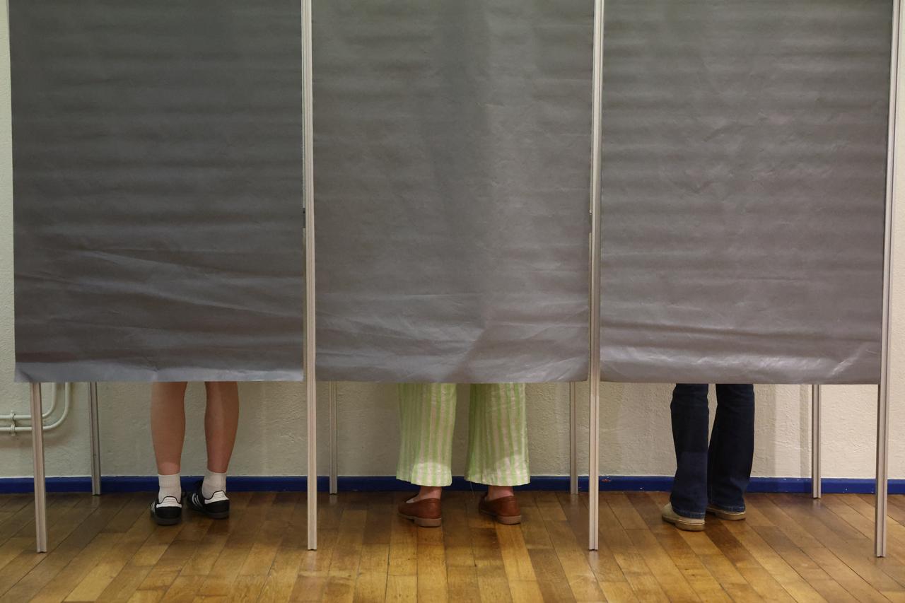 Des électrices et électeurs français votent à Tulle, le 30 juin 2024, pour le premier tour des législatives françaises. [REUTERS - Stephanie Lecocq]