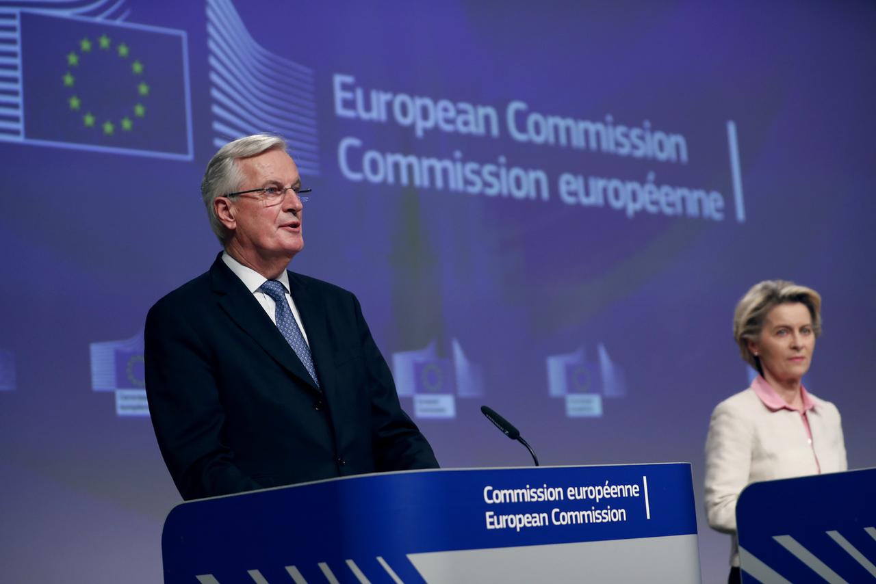 Michel Barnier aux côtés d'Ursula von der Leyen, la présidente de la Commission européenne, lors d'une conférence de presse à Bruxelles en décembre 2020. [KEYSTONE - FRANCISCO SECO]