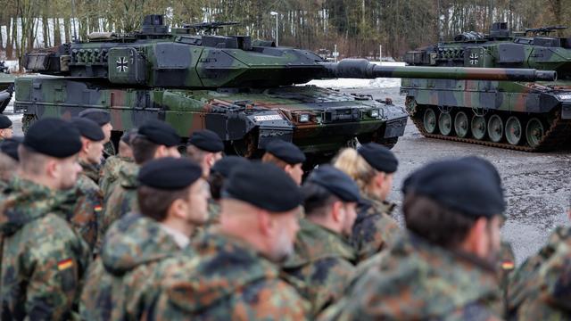 Des soldats allemands de la Bundeswehr en position devant des chars Leopard 2, en Bavière, le 3 février 2023. [KEYSTONE - DANIEL KARMANN]