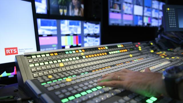 Un réalisateur dans la régie du studio RTS Sport au siège de la Radio Télévision Suisse. [KEYSTONE - LAURENT GILLIERON]