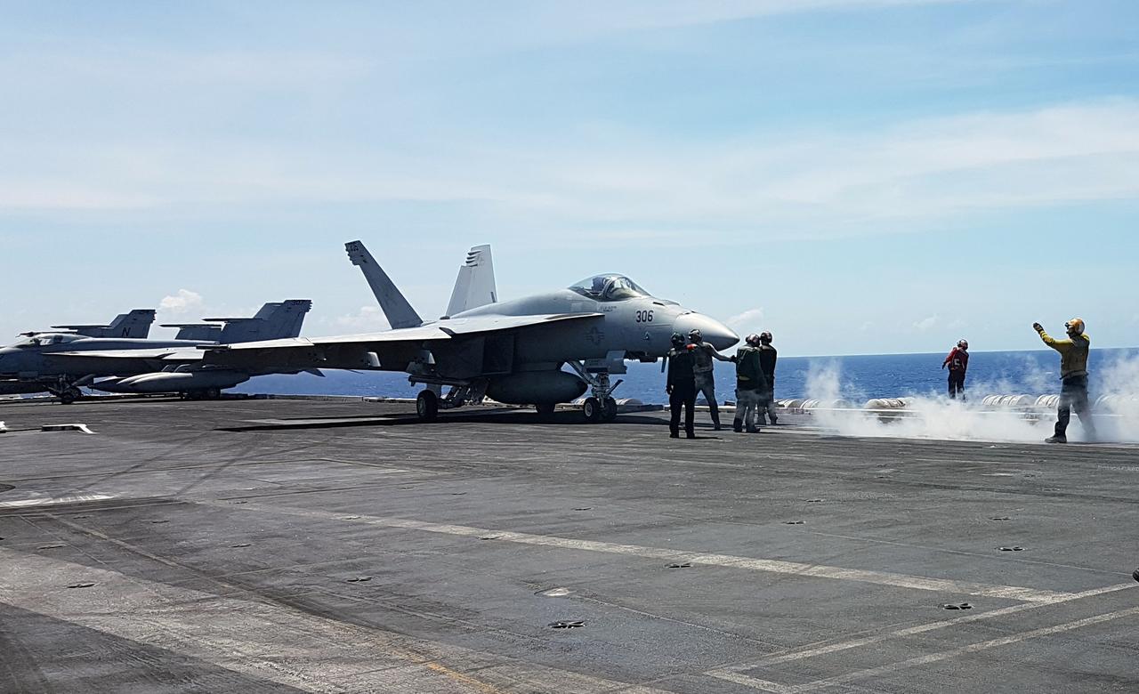 Un F-18 sur le porte-avions Theodore Roosevelt, actuellement déployé dans le Golfe. [REUTERS - KAREN LEMA]