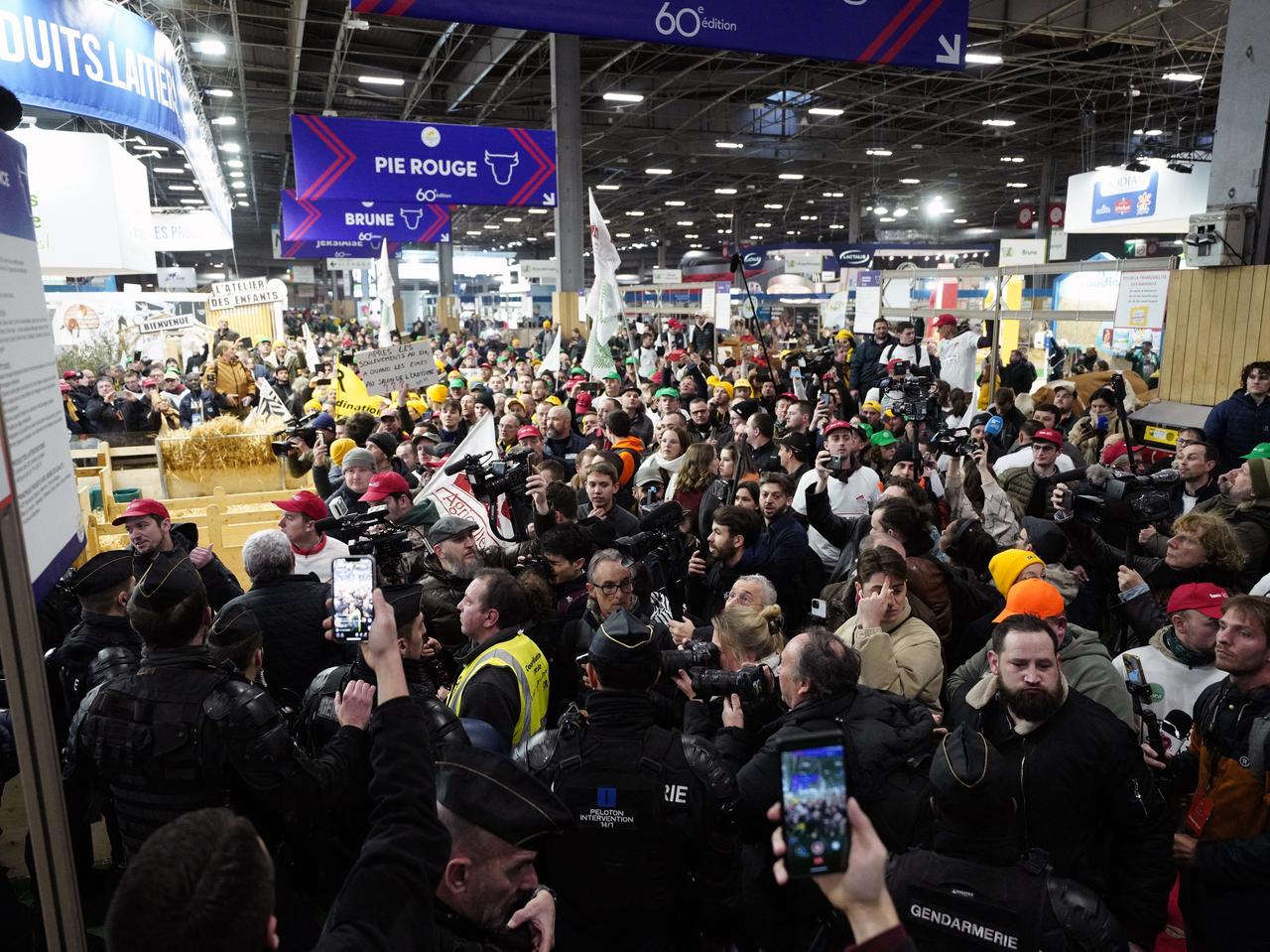 Des dizaines d'agriculteurs en colère ont forcé les portes du Salon de l'agriculture à Paris. [Hans Lucas via AFP - DANIEL DORKO]