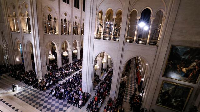 Le président français Emmanuel Macron prononce un discours à l'intérieur de la cathédrale Notre-Dame de Paris, lors d'une cérémonie marquant sa réouverture le 7 décembre 2024.