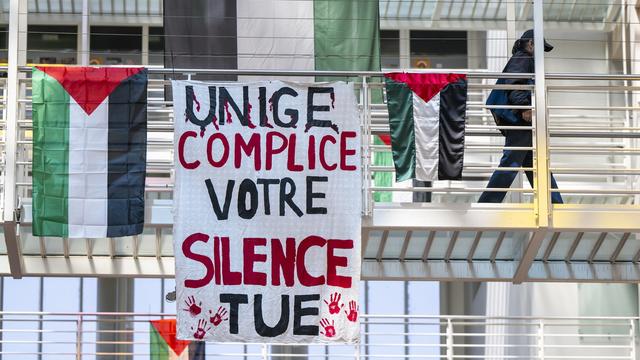 Des individus ont pénétré dans le bâtiment de l'Université de Genève et décroché des banderoles pro-Palestine. [KEYSTONE - MARTIAL TREZZINI]