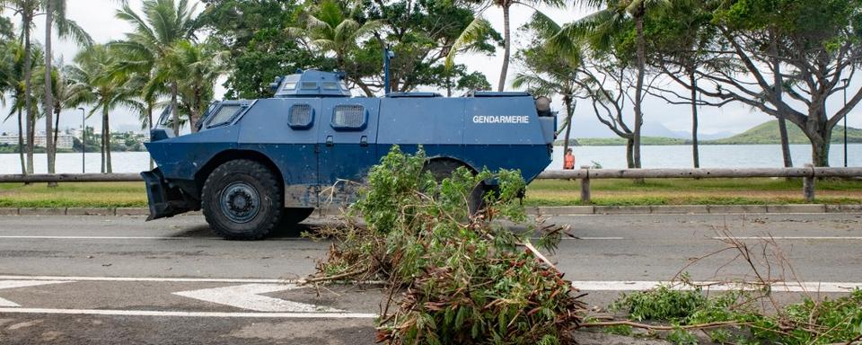 Un véhicule blindé de la gendarmerie à Nouméa, en Nouvelle-Calédonie, le 15 mai 2024. [AFP - DELPHINE MAYEUR]