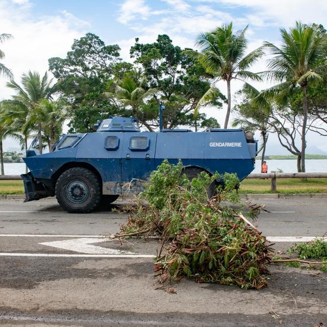 Un véhicule blindé de la gendarmerie à Nouméa, en Nouvelle-Calédonie, le 15 mai 2024. [AFP - DELPHINE MAYEUR]