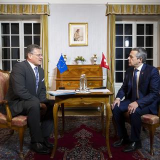 Maros Sefcovic, vice-président exécutif de la Commission européenne, à gauche, et le conseiller fédéral suisse Ignazio Cassis, à droite, à la résidence de campagne du Lohn, le mercredi 27 novembre 2024, à Kehrsatz près de Berne. [Keystone - ANTHONY ANEX]