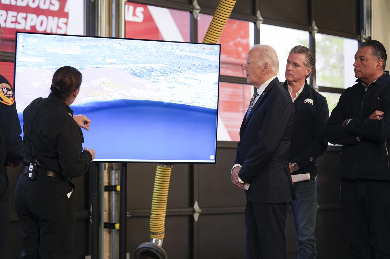 Le président Joe Biden reçoit des informations sur les incendies qui touchent le sud de la Californie en compagnie du gouverneur de Californie Gavin Newsom dans une caserne des pompiers de Santa Monica, le 8 janvier 2025. [KEYSTONE - STEPHANIE SCARBROUGH]