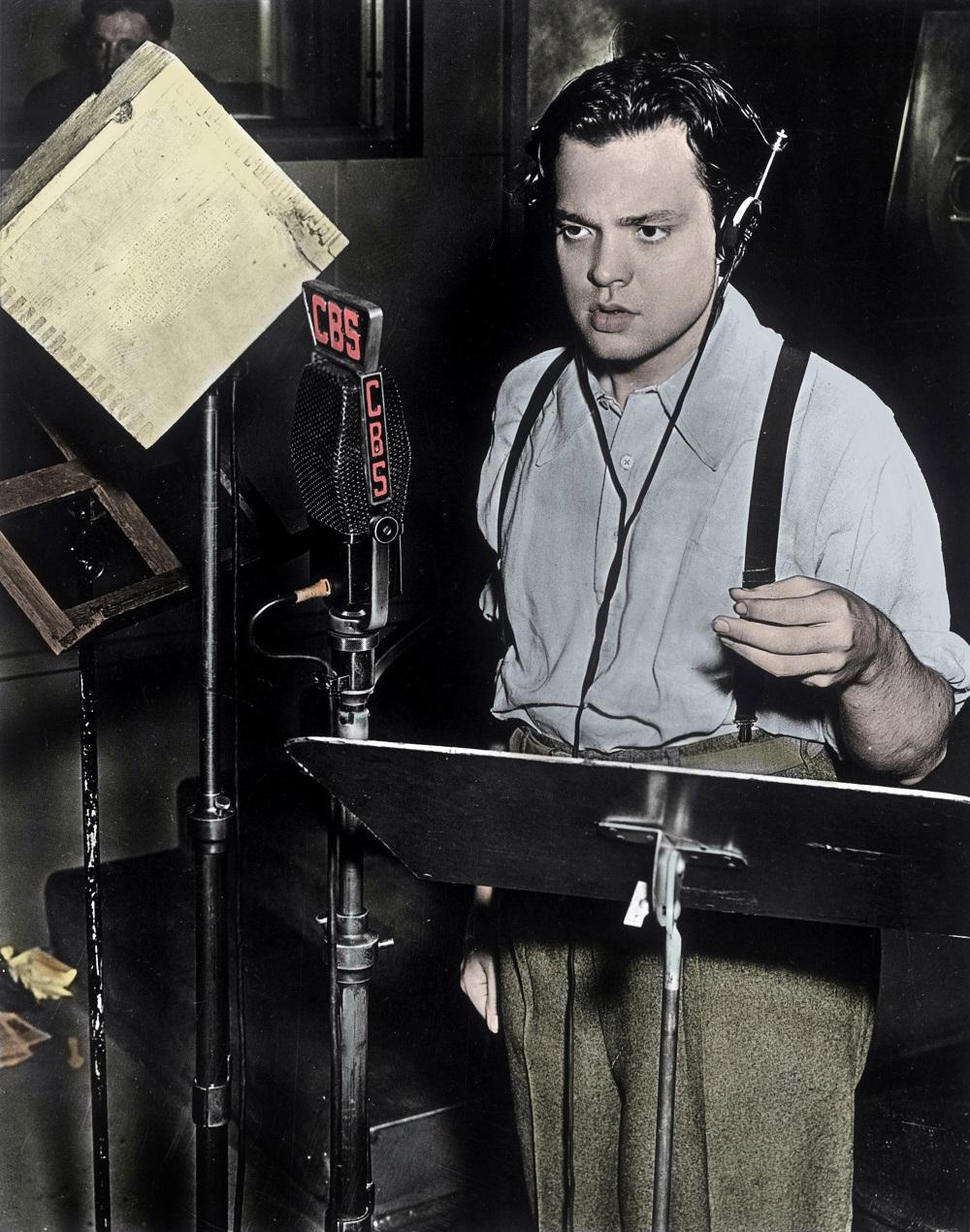 Orson Welles pendant l'émission "La guerre des mondes" de H.G. Wells, adaptée pour la radio le 30 octobre 1938. [Costa/Leemage]
