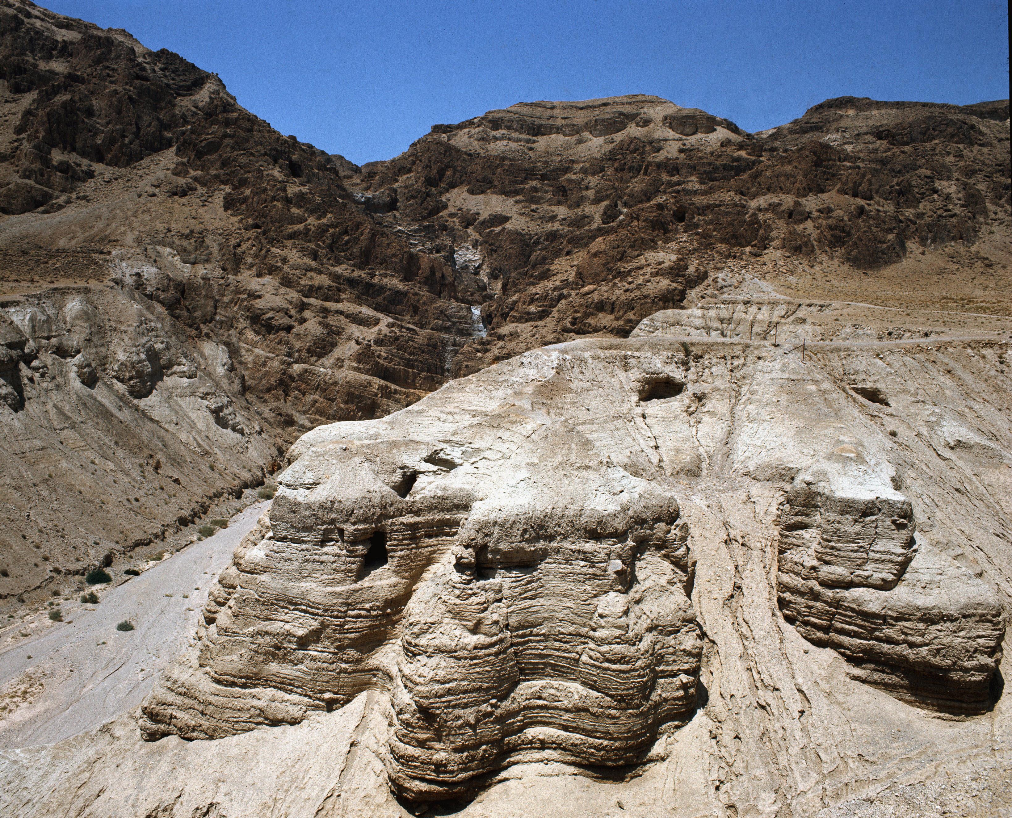 Vue des grottes de Qumrân en Cisjordanie où ont été retrouvés les manuscrits de la Mer Morte. [Leemage]