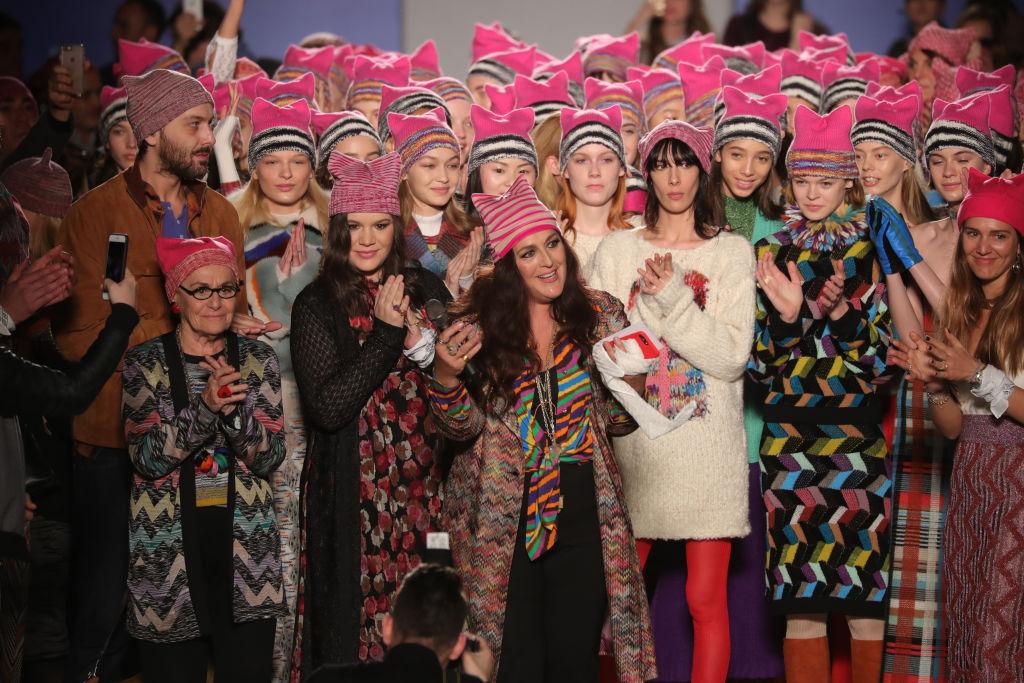 Défilé de Missoni à Milan avec des modèles arborant le fameux "pussyhat". [Getty Images - Antonio de Moraes Barros Filho/WireImage]