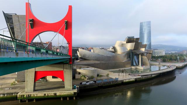 Le musée Guggenheim de Frank Gehry et l'arc rouge de Daniel de Buren, à Bilbao. [Hemis/AFP - MOIRENC Camille]