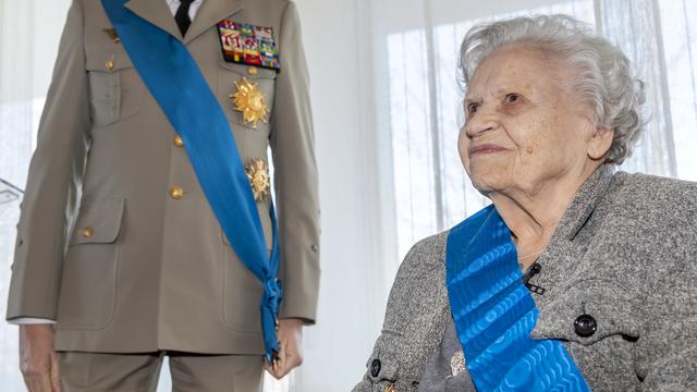 Noëlla Rouget lors de la cérémonie de sa remise des insignes de Grand-Croix de l'Ordre national du mérite. [Keystone - Martial Trezzini]