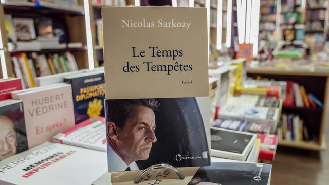 Le dernier livre de Nicolas Sarkozy, "Le Temps des Tempêtes" pourrait devenir les best-seller de l'été. [EPA - Christophe Petit Tesson]