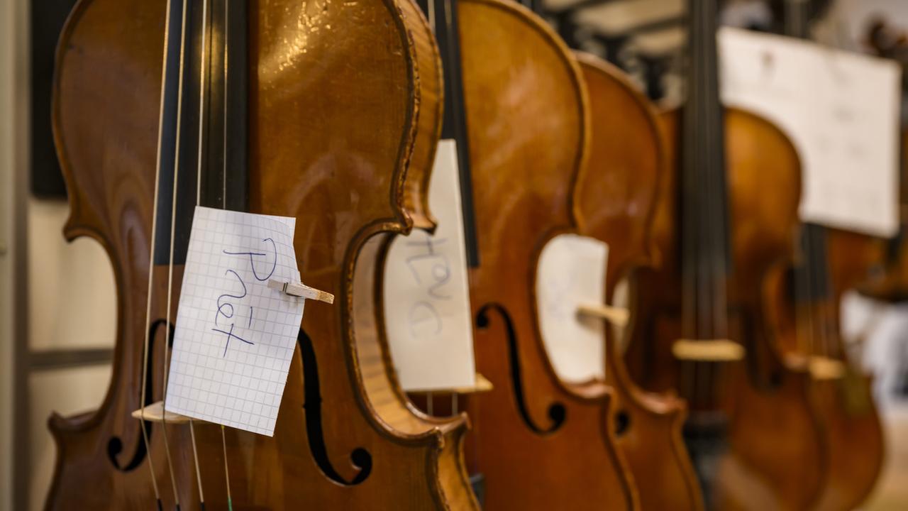 Plus de 80 instruments sont mis à la vente aux enchères en ligne jusqu'au 7 juin par la maison Piguet. [Keystone - Jean-Christophe Bott]