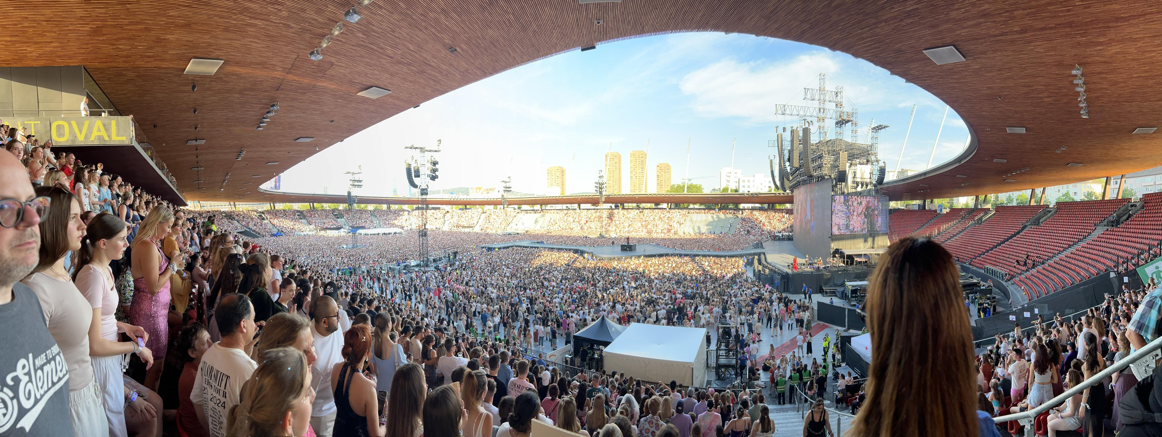 Le stade du Letzigrund rempli de 50'000 fans de Taylor Swift. [RTS - Andréanne Quartier-la-Tente]