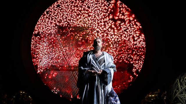 Le baryton Robin Adams dans le rôle de Saint François d'Assise dans l'opéra d'Olivier Messiaen, mis en scène au Grand Théâtre de Genève. [GTG - Carole Parodi]