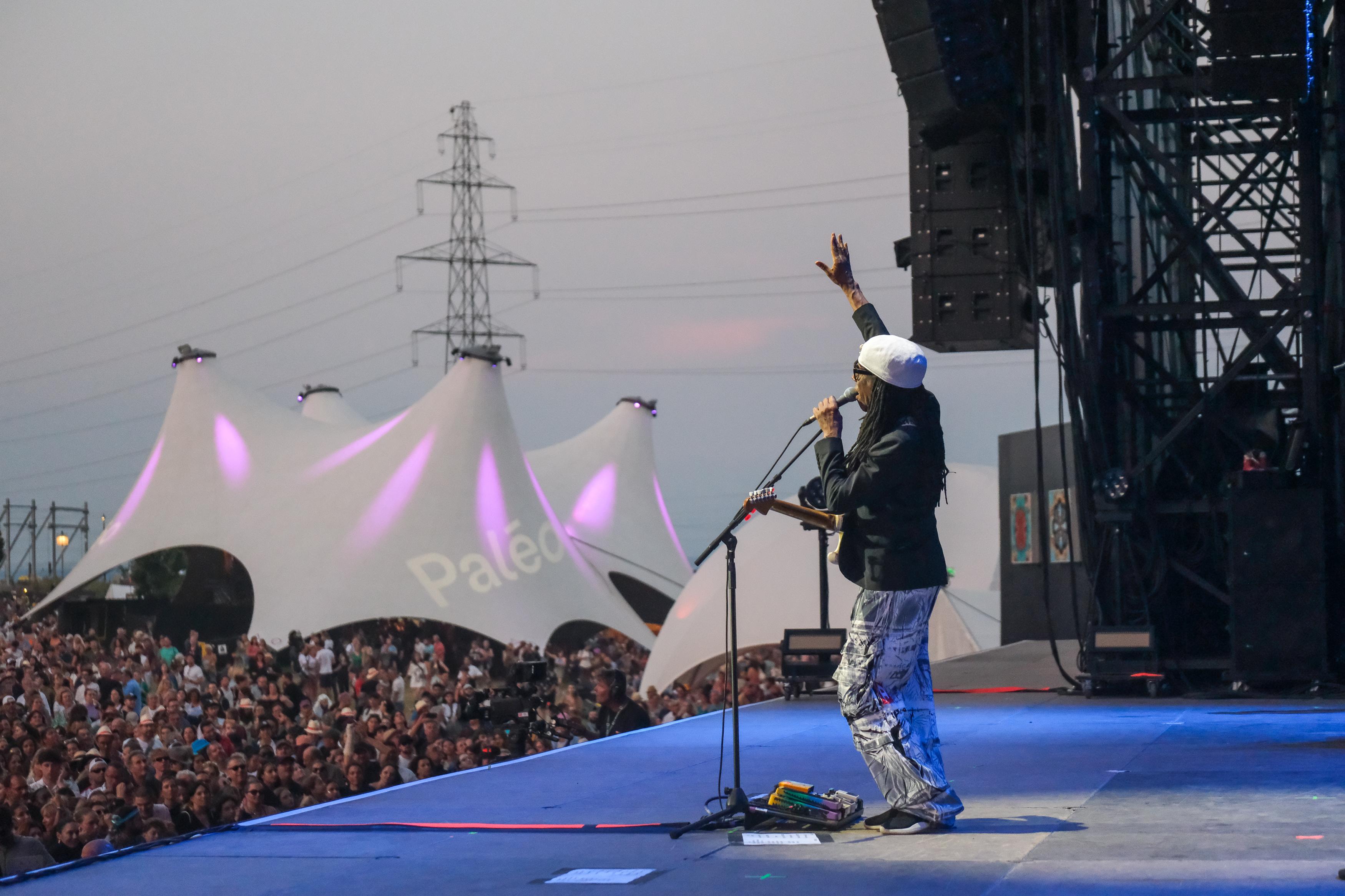 Nile Rogers sur la Grande scène de Paléo avec son groupe Chic mercredi soir. [Paléo Festival / loOrent.com]