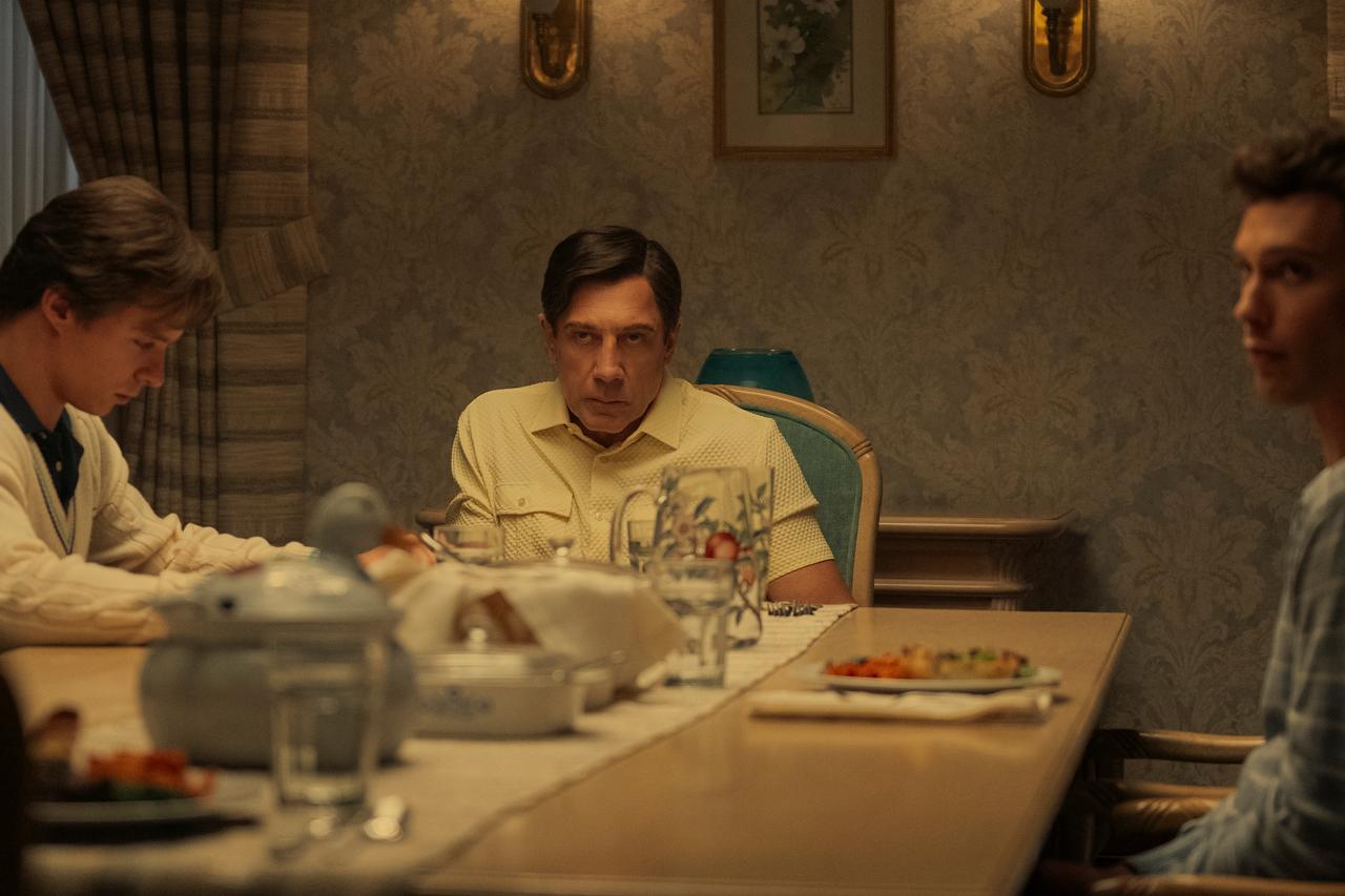 L'acteur Javier Bardem dans le rôle du père dans la série "Monsters: L'histoire de Lyle et Erik Menendez". [Netflix - Miles Crist]