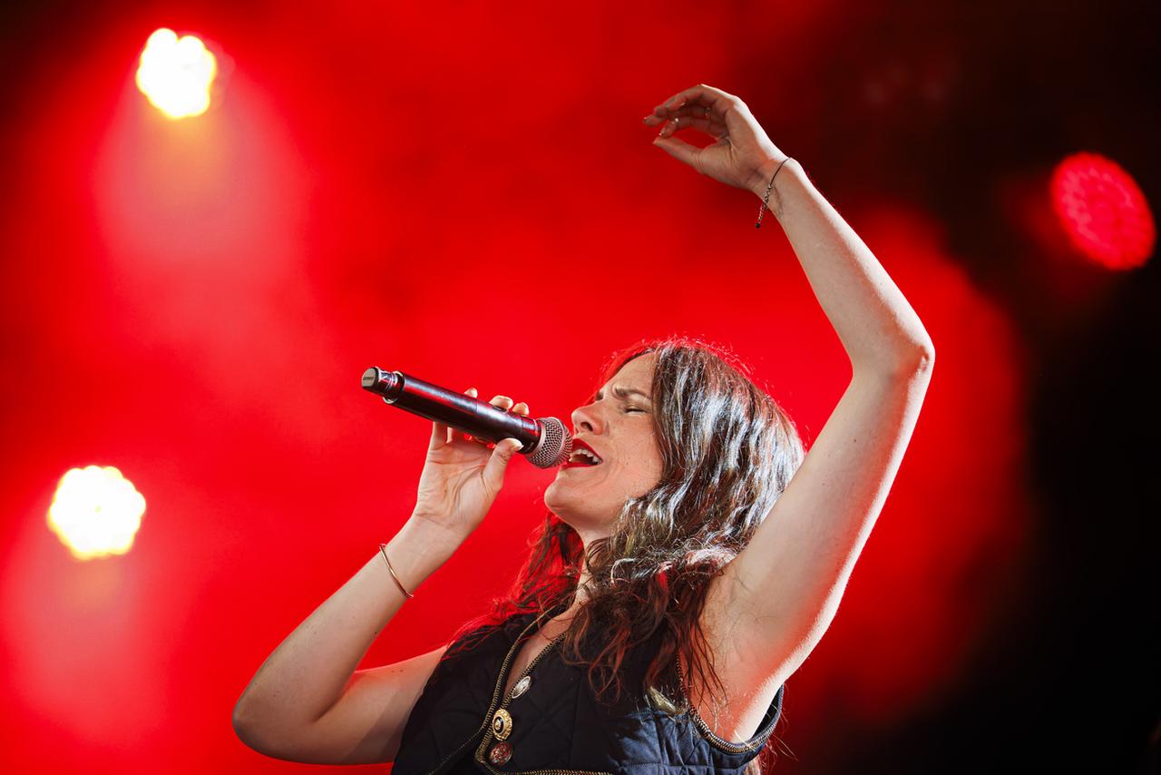 A cantora francesa Clara Yse no Club Tent na noite de quarta-feira. [KEYSTONE - VALENTIN FLAURAUD]