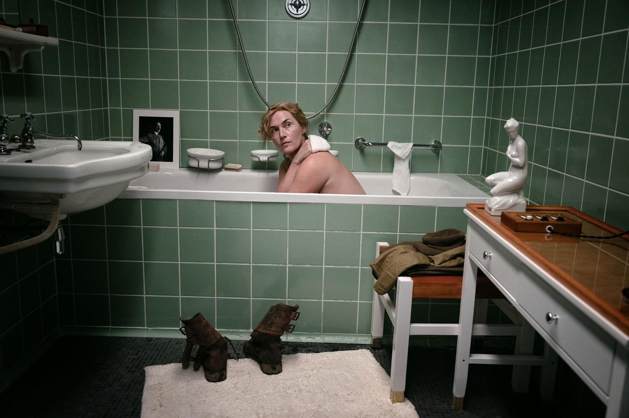 Le 30 avril 1945, jour du suicide d'Adolf Hitler, Lee Miller, jouée par Kate Winslet dans le film, organise une séance photo dans la salle de bain du domicile de Führer à Munich. Une photo qui deviendra iconique. [Ascot Elite Entertainment]