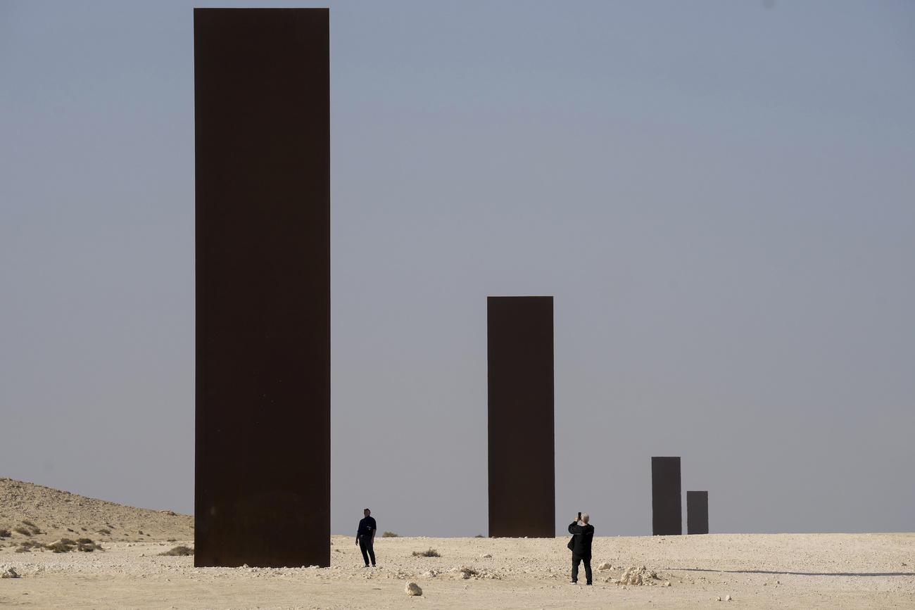 L'installation  "East-West/West-East" de Richard Serra au Qatar. [KEYSTONE - NATHAN DENETTE]