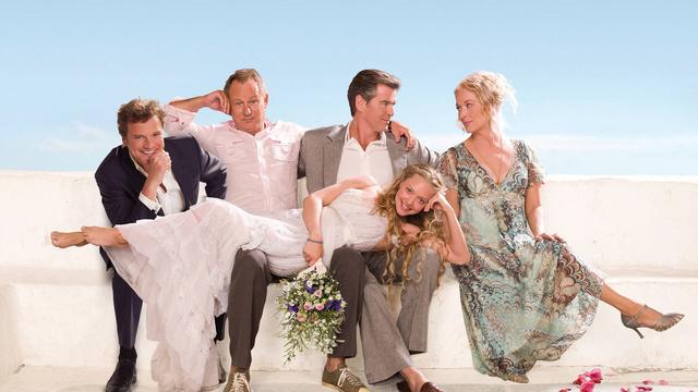 De gauche à droite: Colin Firth, Stellan Skarsgard, Pierce Brosman et Meryl Streep et Amanda Seyfried (au centre), principaux acteurs du film "Mamma Mia!" [Collection ChristopheL via AFP - LITTLESTAR / PLAYTONE]