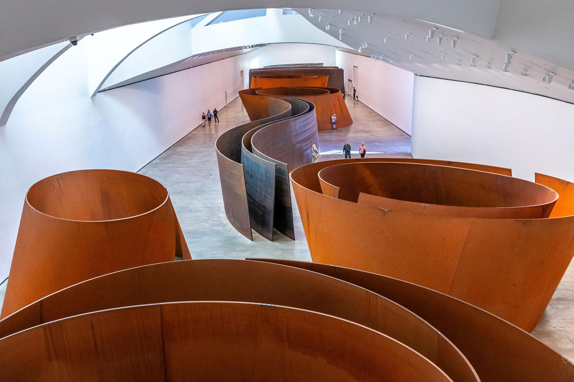 "La matière du temps (The Matter of Time)", oeuvre de Richard Serra exposée au Musée Guggenheim à Bilbao. [Hemis via AFP - Stéphane Bouilland]