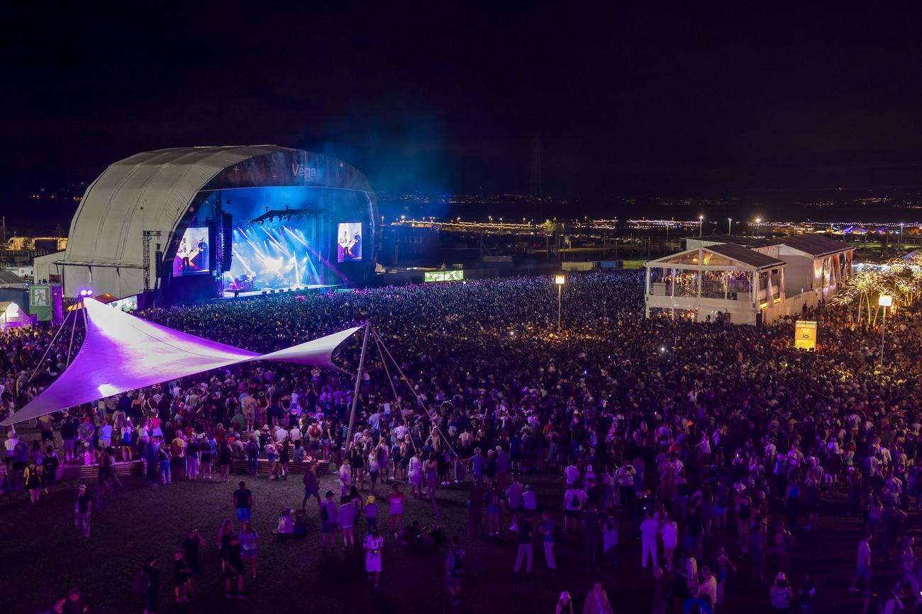 La foule se presse devant la scène Vega pour le concert du chanteur jamaïcain Sean Paul. [KEYSTONE - SALVATORE DI NOLFI]