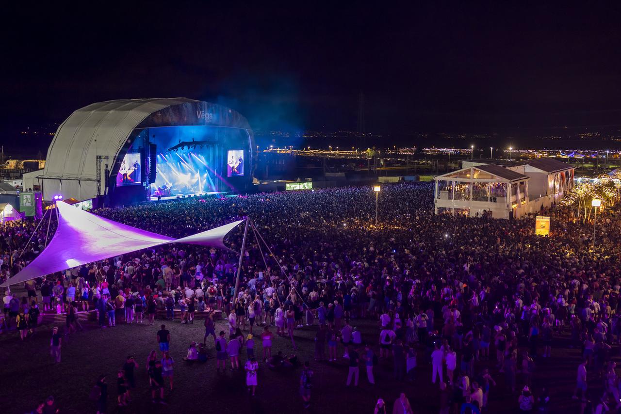 La foule se presse devant la scène Vega pour le concert du chanteur jamaïcain Sean Paul. [KEYSTONE - SALVATORE DI NOLFI]