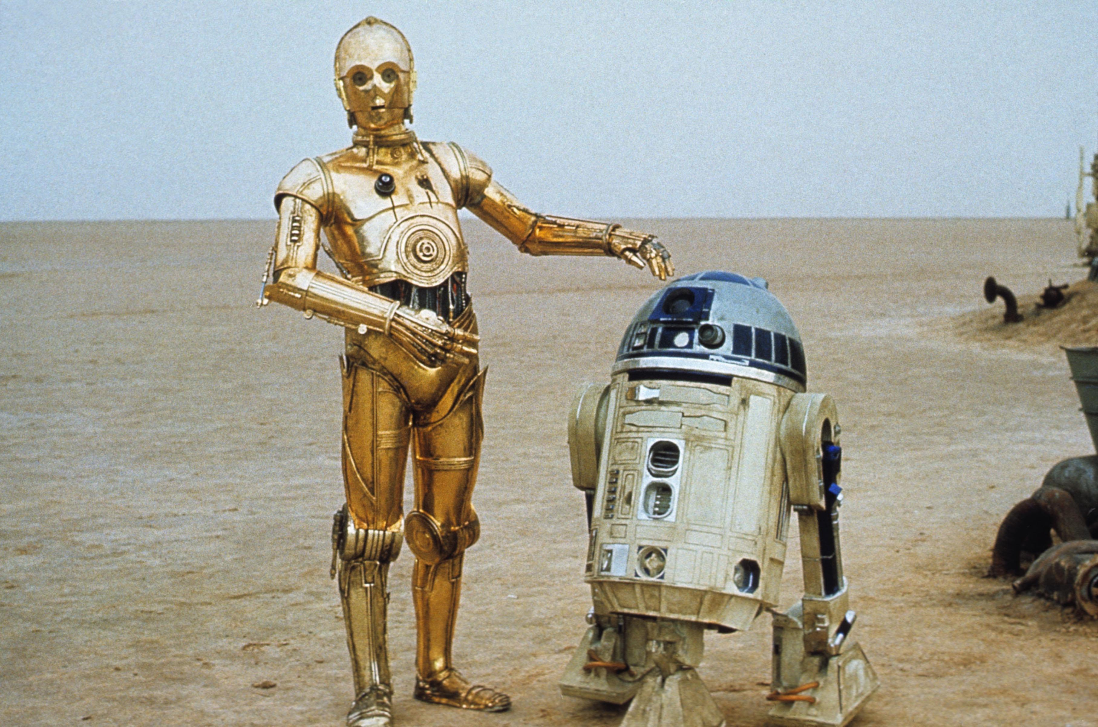 Image du film "Star Wars Episode IV - A New Hope" avec R2-D2 et son fidèle compagnon C-3PO. [Lucasfilm/20th Century Fox/The Kobal Collection]