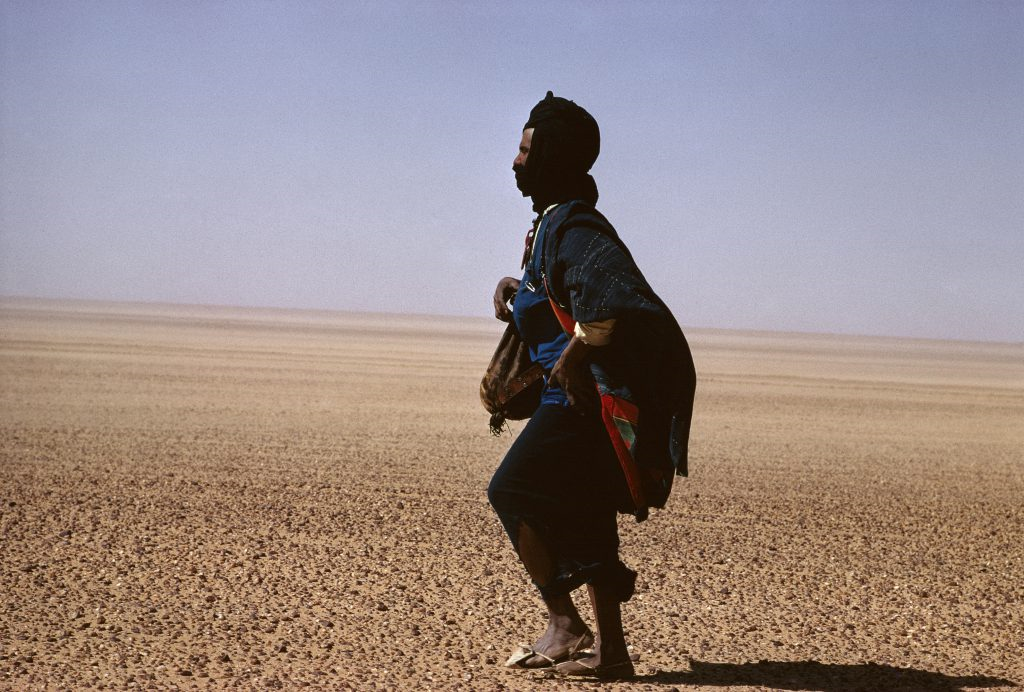 Touareg du Mali fuyant la sécheresse, Algérie, 1974 [Magnum Photos - Raymond Depardon]