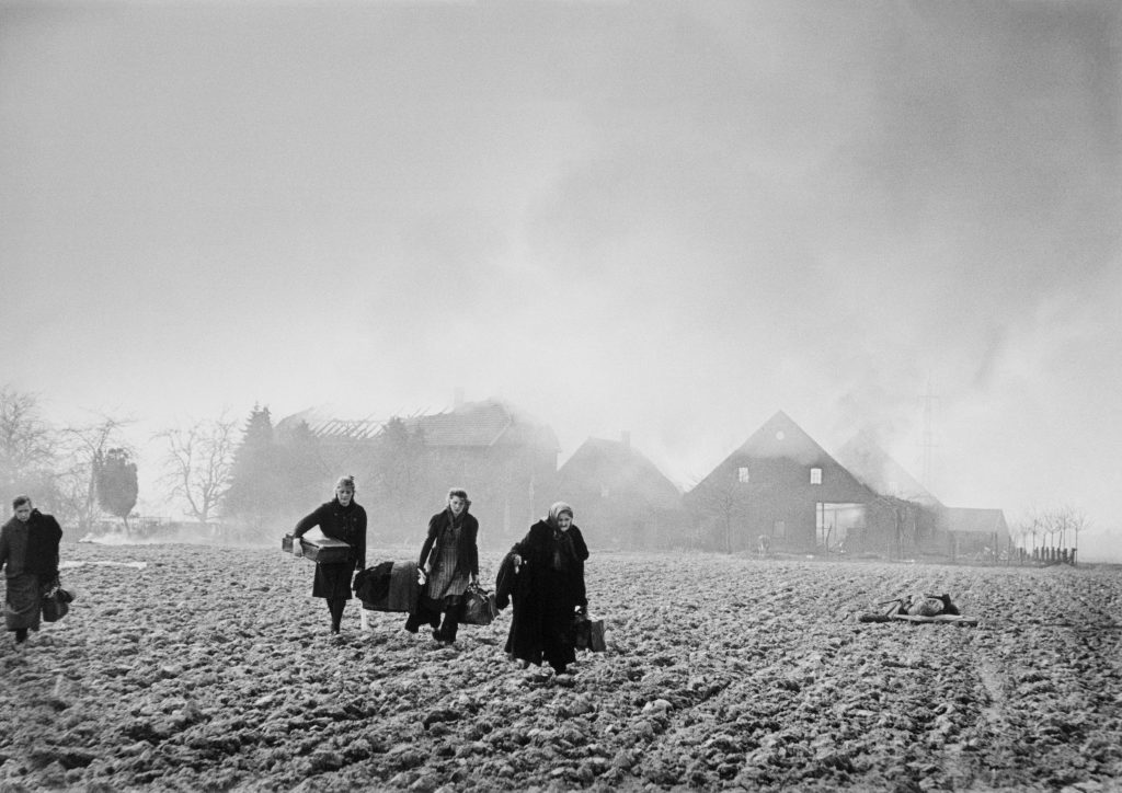 Paysans allemands fuyant leurs terres en 1945 [International Center of Photography / Magnum Photos - Robert Capa]
