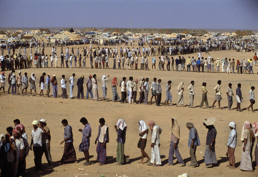 Une file de réfugiés en Jordanie, en 1990 [Magnum Photos - Chris Steele-Perkins]