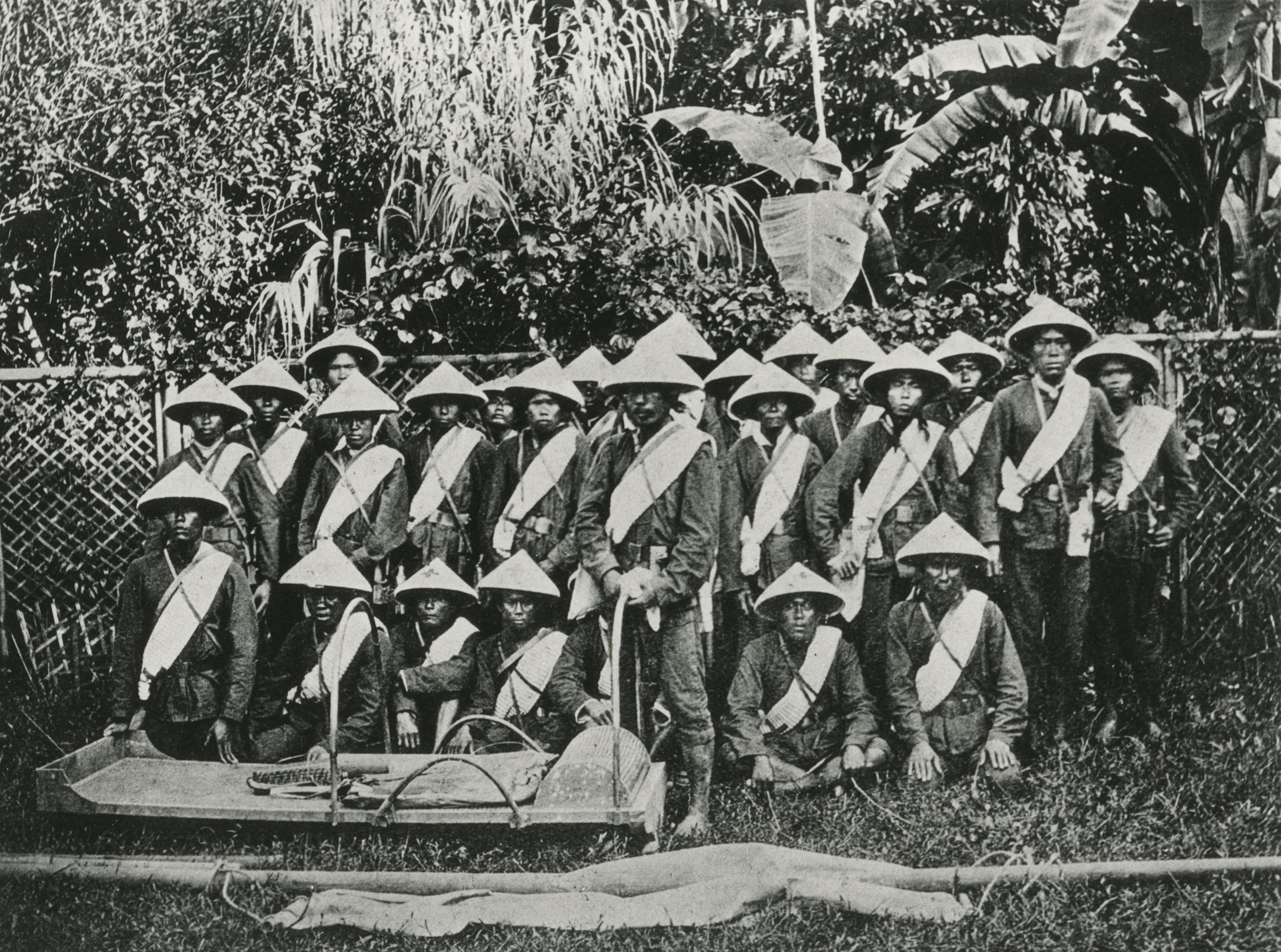 Anonyme, Équipe d’ambulanciers de la Croix Rouge, Sumatra, Indonésie, 1873 [Archives MICR (DR)]