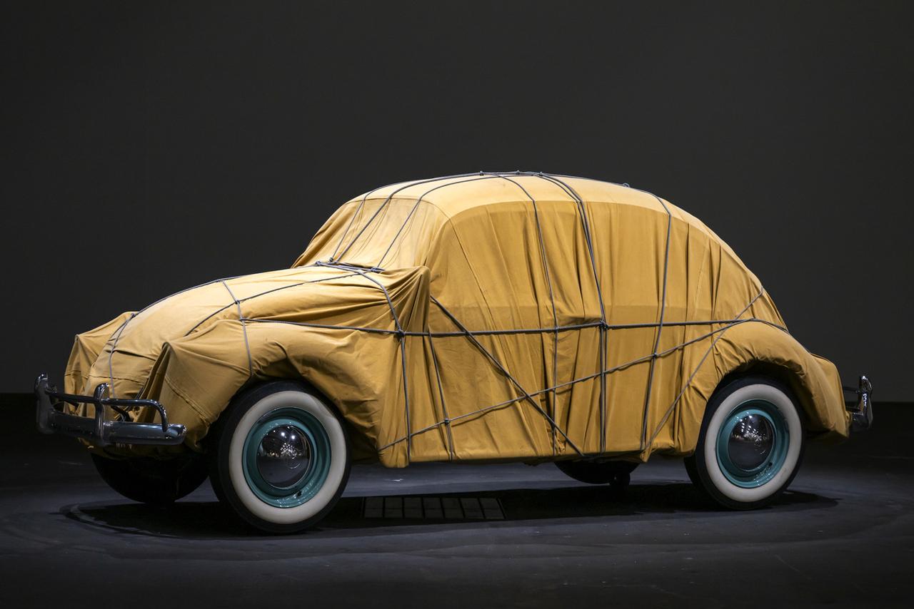 L'œuvre "Wrapped 1961 Volkswagen" de Christo, exposée à Art Basel. [KEYSTONE - GEORGIOS KEFALAS]