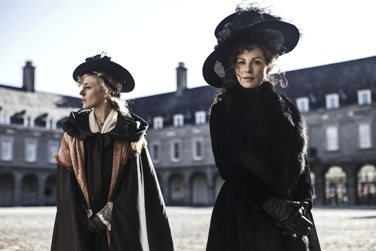 Image du film "Love and Friendship" de Whit Stillman avec Chloe Sevigny et Kate Beckinsale. [Westerley Films/Amazon Studios/Blinder Films/The Kobal Collection]