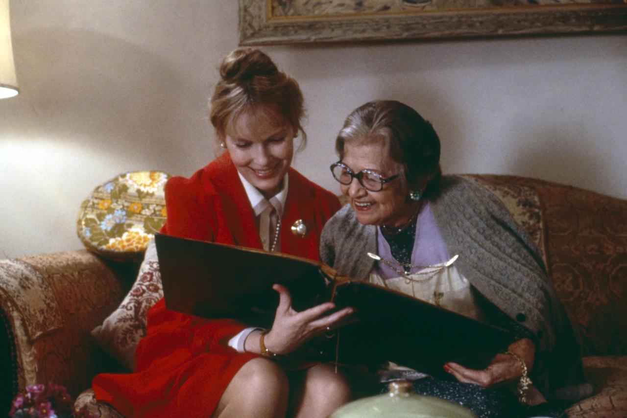 Mia Farrow et Mae Questel dans "New York Stories (Le complot d'Oedipe)". [AFP/Universal Pictures/Archives du 7eme Art/Photo12 - Universal Pictures]