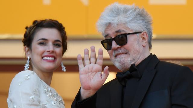 La comédienne Adriana Ugarte et Pedro Almodovar lors de la présentation de "Julieta" [AFP - ANNE-CHRISTINE POUJOULAT]