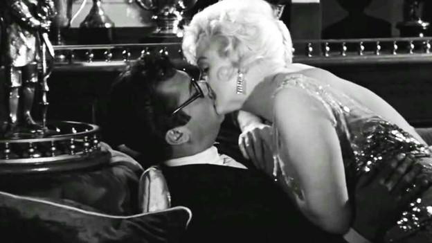 Tony Curtis et Marilyn Monroe dans "Certains l'aiment chaud". [Ashton Productions]